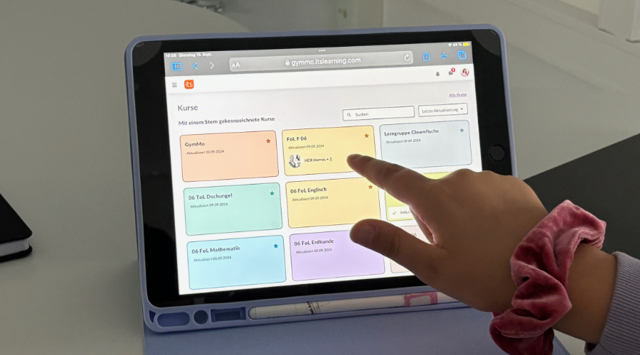 Leerling maakt gebruik van itslearning op een tablet of iPad