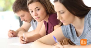 studenter som skriver på papper